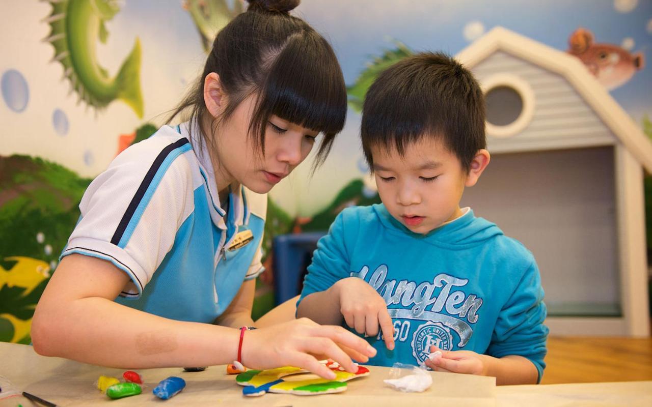 Caesar Park Hotel Kenting Luaran gambar A child with autism being helped by a teacher